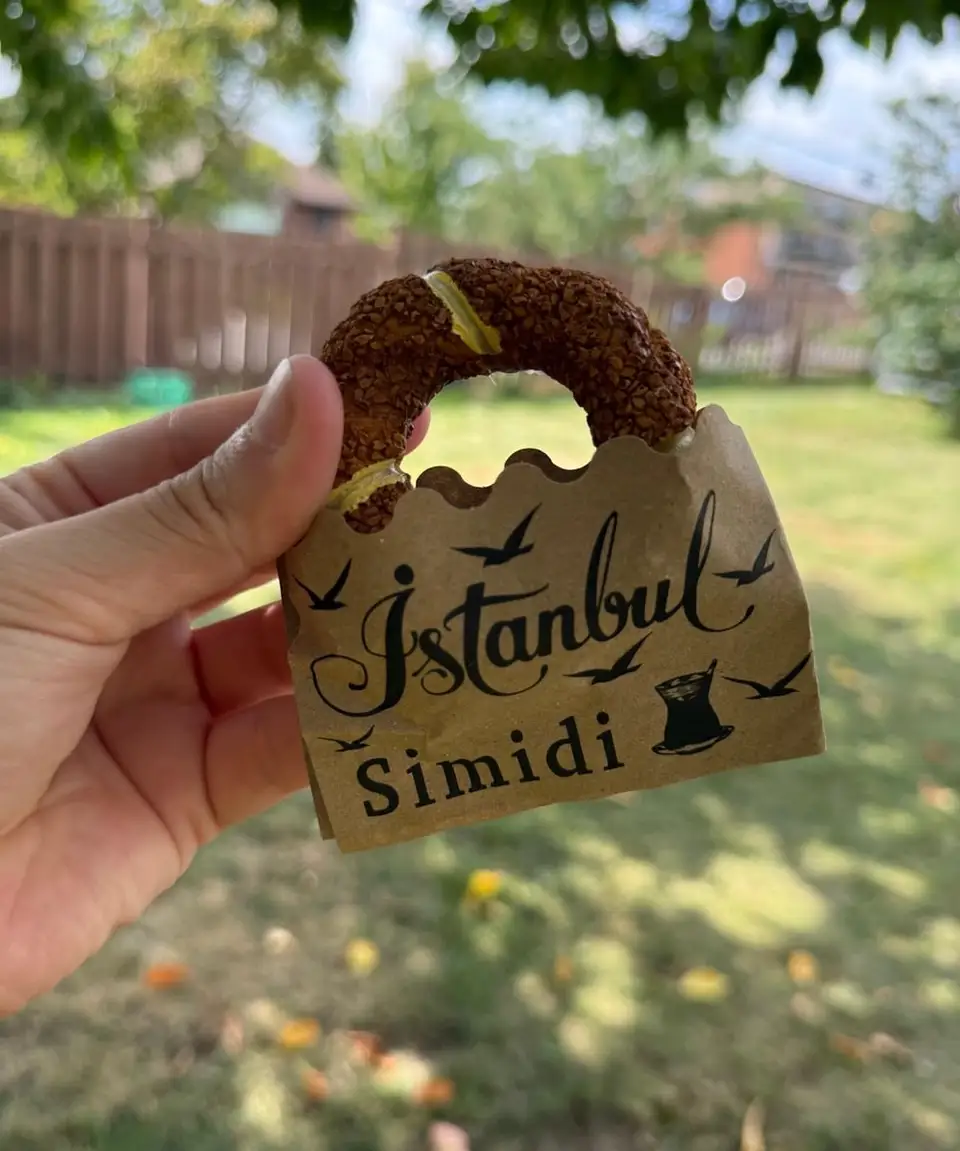 Istanbul Simit Magnet: a simit-shaped magnet in an “İstanbul Simidi” wrapper, held in a hand.
